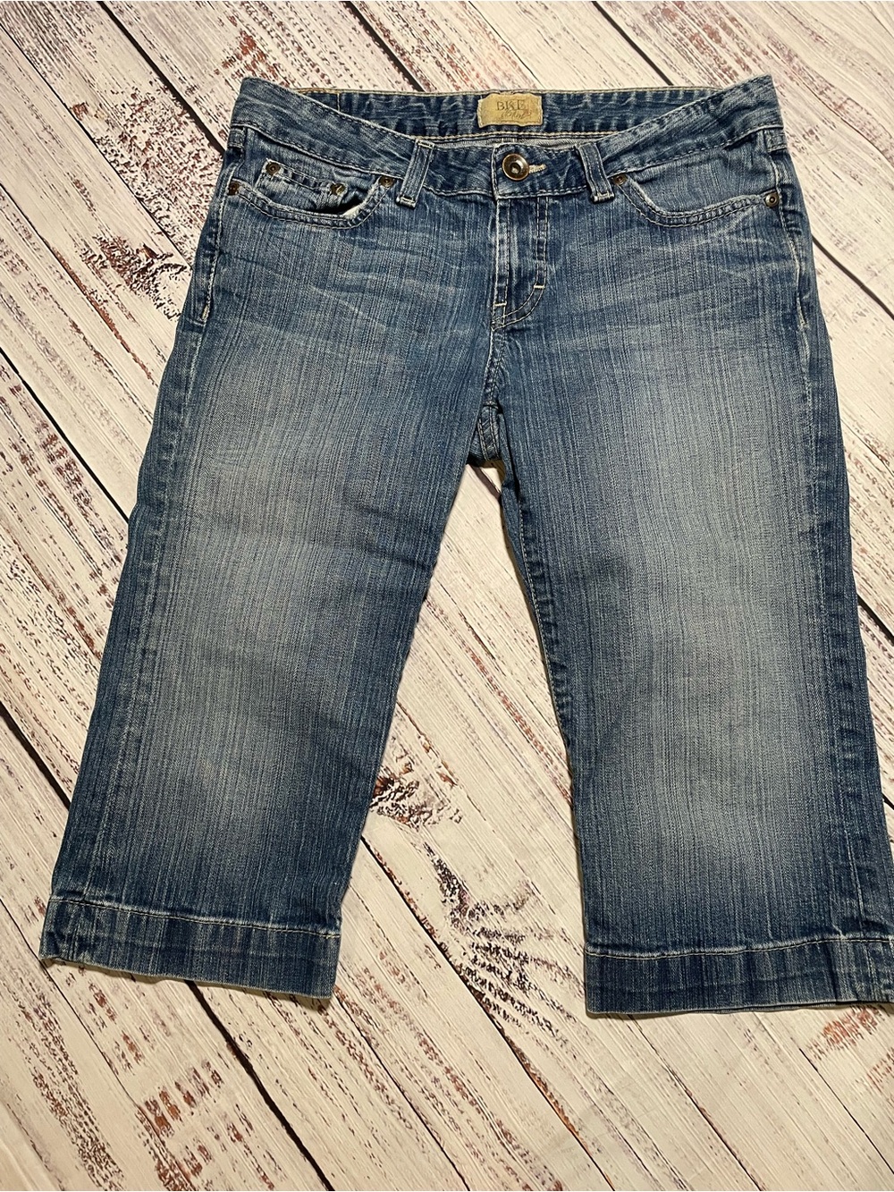BKE (Buckle) women's low-rise medium wash denim capri jeans. Size 29.